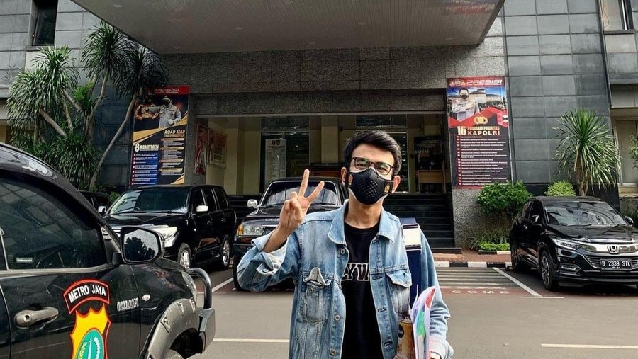 Adam Deni diperiksa di Polda Metro Jaya terkait laporannya soal Jerinx, Rabu (14/7/2021).