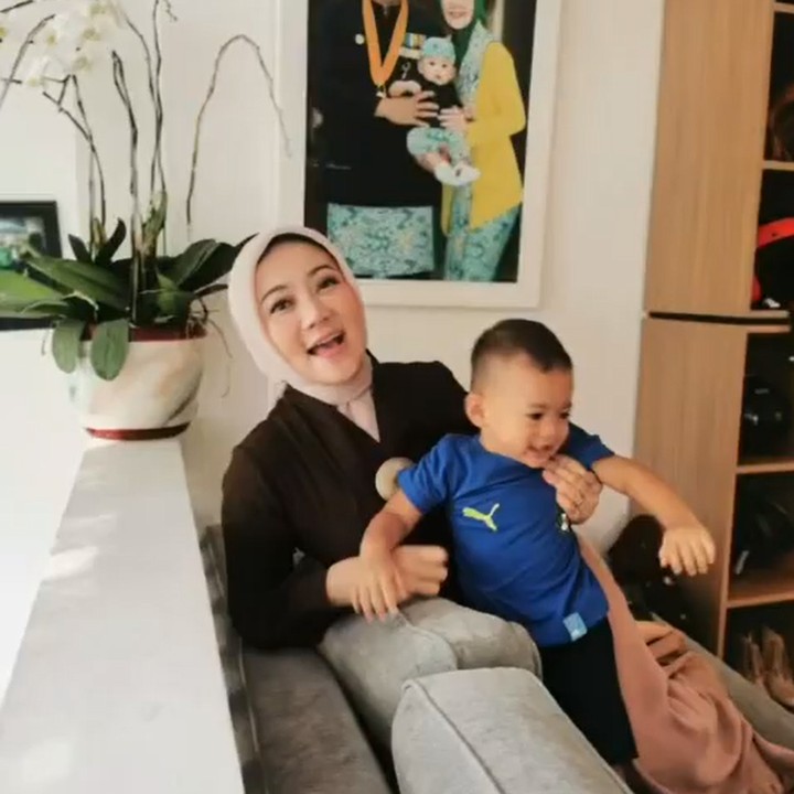 <p>Ia pernah diasuh oleh Ridwan Kamil saat berada di kantor atau ikut bersama Atalia saat menghadiri beberapa acara. (Foto: Instagram @ataliapr)</p>