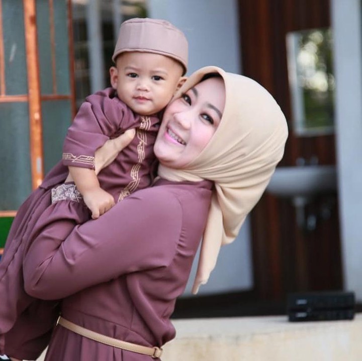 <p>Arkana saat ini menjadi anak ketiga bagi Atalia. Sama seperti pada kedua anak kandungnya, wanita cantik ini juga terlihat amat menyayangi Arkana, Bunda. (Foto: Instagram @ataliapr)</p>