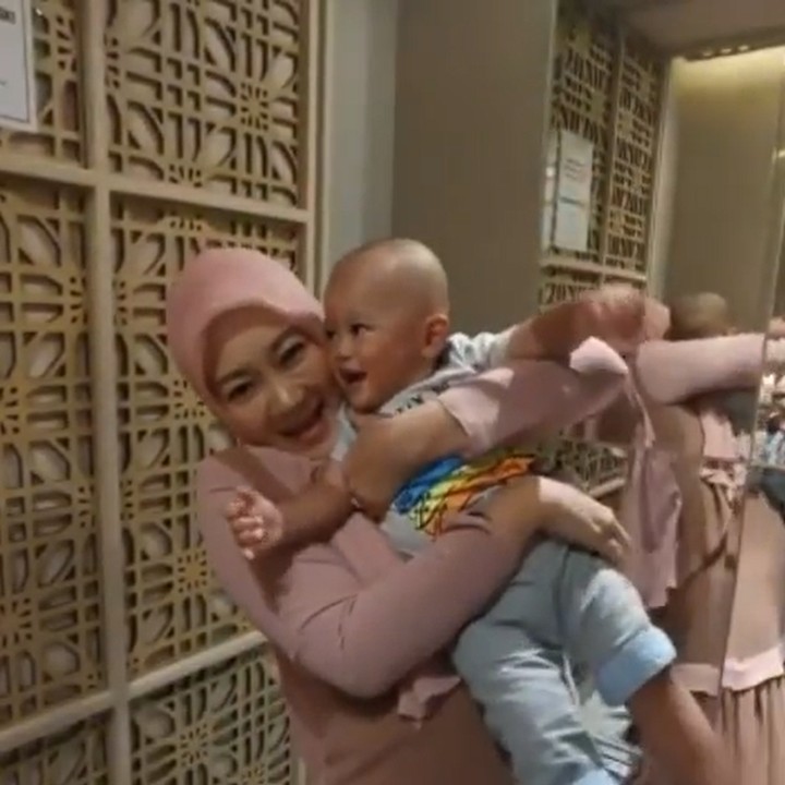<p>Dari beberapa unggahan, Atalia tak segan-segan menunjukkan ekspresi gemasnya pada Arkana.  (Foto: Instagram @ataliapr)</p>