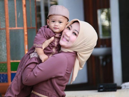 7 Potret Istri Gubernur Ridwan Kamil dan Anak Angkatnya, Menggemaskan Bun