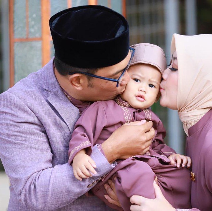 <p>Ridwan Kamil dan istrinya, Atalia Praratya, merayakan Hari Anak Nasional pada 23 Juli 2020 lalu dengan mengangkat seorang anak yang diberi nama Arkana Aidan Misbach, Bunda. (Foto: Instagram @ataliapr)</p>