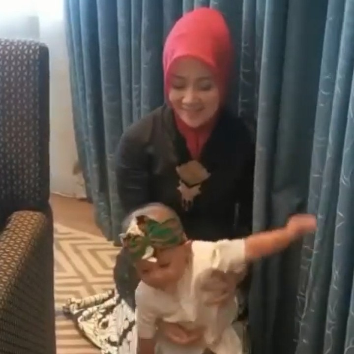 <p>Arkana sering hadir di tengah-tengah kesibukan ayah dan ibu sambungnya, Bunda. (Foto: Instagram @ataliapr)</p>