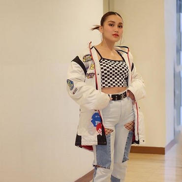 Terlalu Bucin, Ayu Ting Ting Pamer Pakai Tas Mewah Mirip Cha Eun Woo