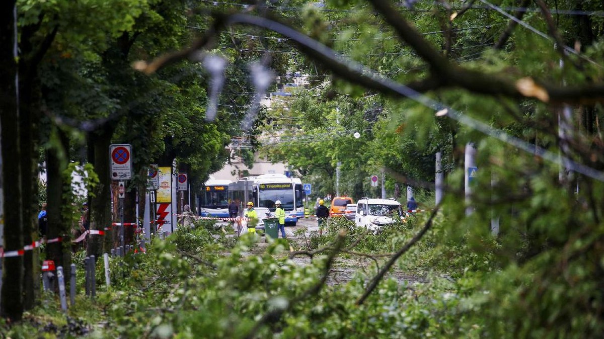 FOTO: Zurich Porak Poranda Dihantam Badai