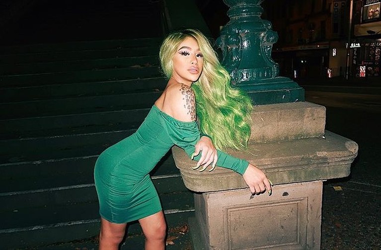 Foto-foto Erotis Tatum, Transgender yang Tuding Adam Rosyadi Homo Video seorang transgender bernama Tatum Zulaika menyebut Adam Rosyadi kekasih Agnez Mo viral. Yuk intip sosoknya!