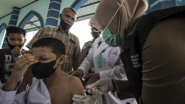 Jika Vaksinasi Tak Sukses, Kadisdik Aceh Minta Kepsek Mundur Kadisdik Aceh mengultimatum para kepala sekolah untuk melaksanakan vaksinasi bagi siswa masing-masing hingga batas akhir 30 September 2021.