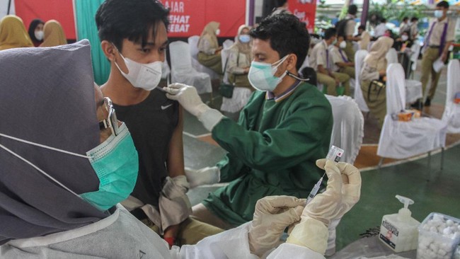 Satgas Covid-19 mengatakan dua dosis vaksin yang diterima masyarakat sudah dapat membentuk kekebalan individu dari penukaran virus corona.
