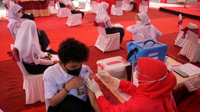Ribuan pelajar di Madura, Jawa Timur diduga menolak vaksinasi karena khawatir usai mendapat informasi keliru dari media sosial.