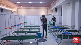 FOTO: Persiapan Mengisolasi Pasien Covid di GOR Matraman