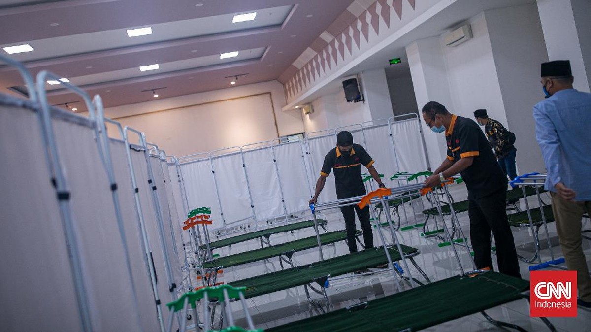 FOTO: Persiapan Mengisolasi Pasien Covid di GOR Matraman