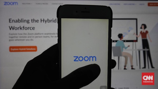 Zoom akan PHK 1.300 orang pekerjanya atau 15 persen dari total pegawai dan memangkas gaji CEO hingga 98 persen seiring menurunnya permintaan layanan.