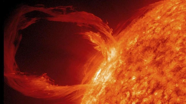 Badai Matahari dengan radiasi dan melepaskan lontaran massa korona (CME) diprediksi akan menghantam Bumi hari ini, Jumat (1/12).