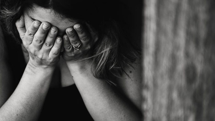 Kamu Bisa Lakukan 3 Hal Ini Pada Orang yang Berduka Akibat Covid-19