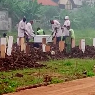 Jenazah Neneng Anjarwati Dimakamkan di TPU Bambu Apus