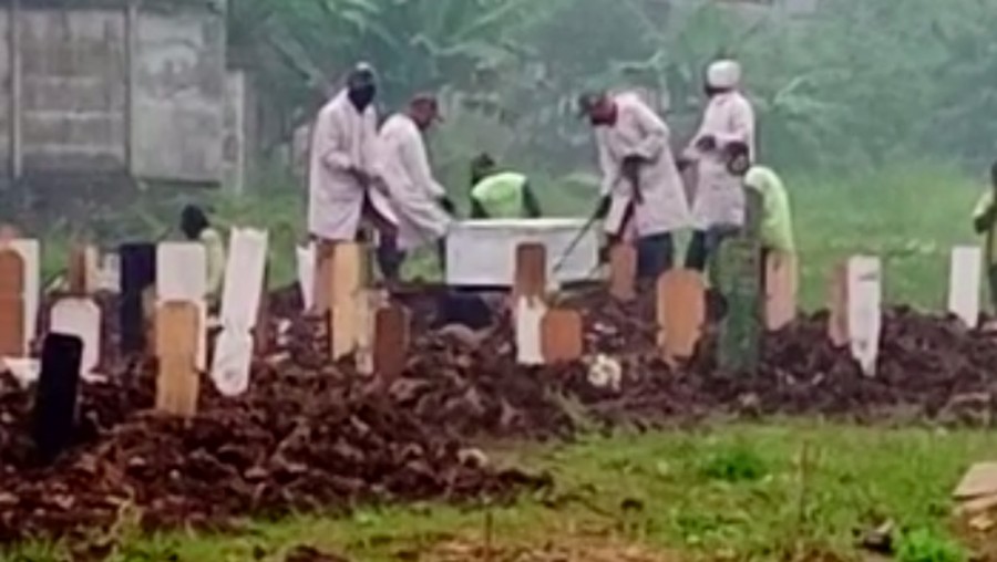Jenazah Neneng Anjarwati Dimakamkan di TPU Bambu Apus