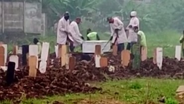 img-title Jenazah Neneng Anjarwati Dimakamkan di TPU Bambu Apus