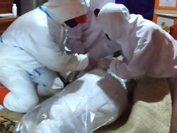 Darurat! Pasien COVID-19 di Lembang Dimakamkan Pakai Plastik Bening