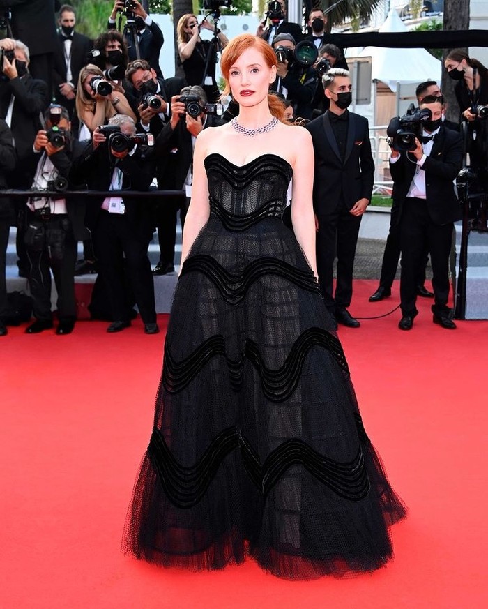 Jessica Chastain mengenakan gaun hitam tanpa lengan yang dihiasi dengan gulungan beludru, koleksi Dior Auntumn-Winter 2019-2020 dan dan kalung Chopard yang mewah./Foto: instagram.com/dior