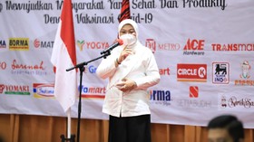 Menaker Tinjau Vaksinasi Kedua Bagi Pekerja Ritel di Bandung