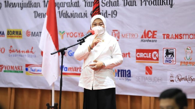 Menaker Ida Fauziyah mengapresiasi pelaksanaan vakinasi Covid-19 tahap kedua bagi 2.000 pekerja ritel di Kota Bandung, Jawa Barat.