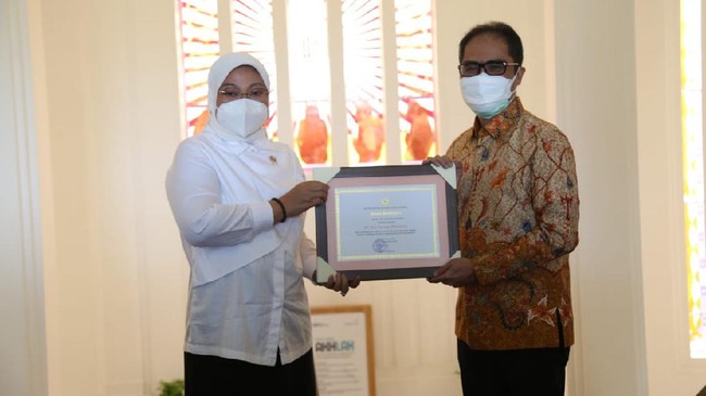 Menaker Ida Fauziyah, memberikan apresiasi dan dukungan atas kontribusi maksimal PT Bio Farma (Persero) dalam memastikan ketersediaan alokasi vaksin.
