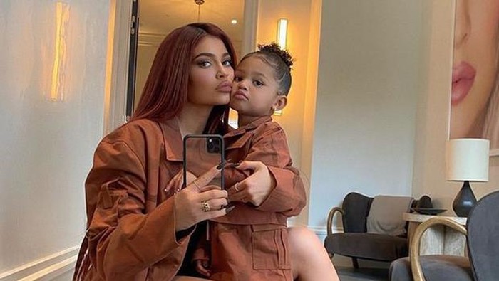 Kylie Jenner Siapkan Kantor dan Segera Rilis Merek Baru untuk Anaknya, Stormi Webster Kylie Jenner Siapkan Kantor dan Segera Rilis Merek Baru untuk Anaknya, Stormi Webster