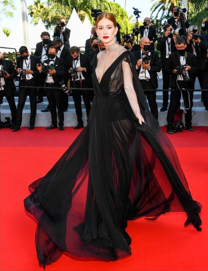 Marina Ruy Barbosa mengenakan gaun hitam dari Valentino dan melengkapi penampilannya dengan anting emerald dari Chopard./Foto: instagram.com/marinaruybarbosa