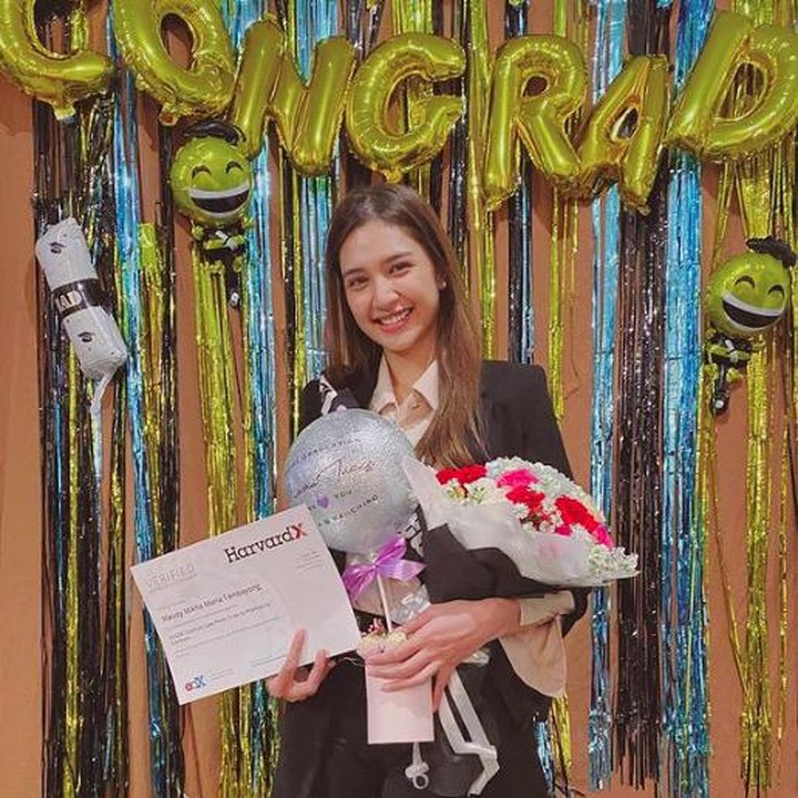 <p>Bintang film Abadi Nan Jaya, Mikha Tambayong, berhasil lulus S1 dari Universitas Pelita Harapan (UPH) dengan predikat Cum Laude pada tahun 2017 lalu. Setelah lulus, Mikha memutuskan untuk melanjutkan studi S2 pada program International Executive Master of Management dalam program<em> short course</em> di Harvard. Pada 2021, Mikha lulus S2 dan meraih gelar Magister Manajemen. (Foto: Instagram @miktambayong)</p>