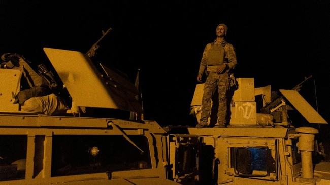 Ratusan prajurit Afghanistan menyerah kepada Taliban setelah bertempur mempertahankan Bandara Kunduz, Provinsi Kondoz.