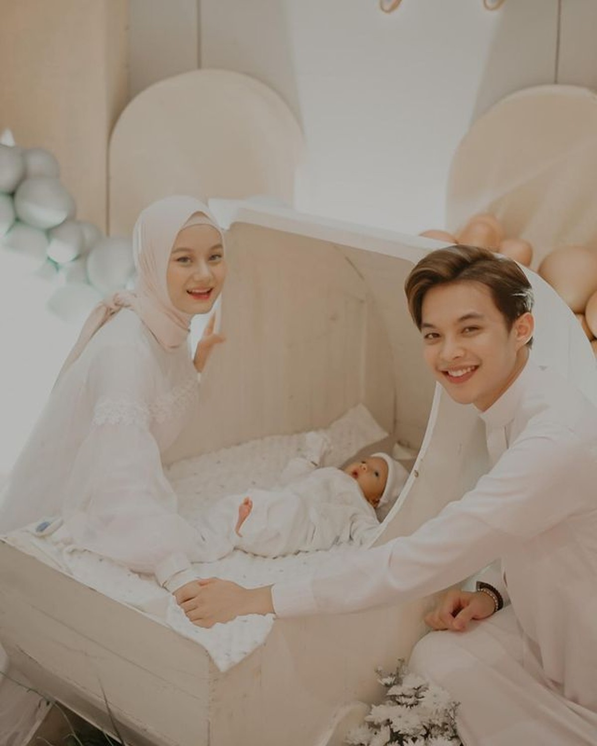 Dinda Hauw dan Rey Mbayang menggelar sebuah acara aqiqah baby Arshaka putra pertama mereka&period; Yuk intip momennya&excl;
