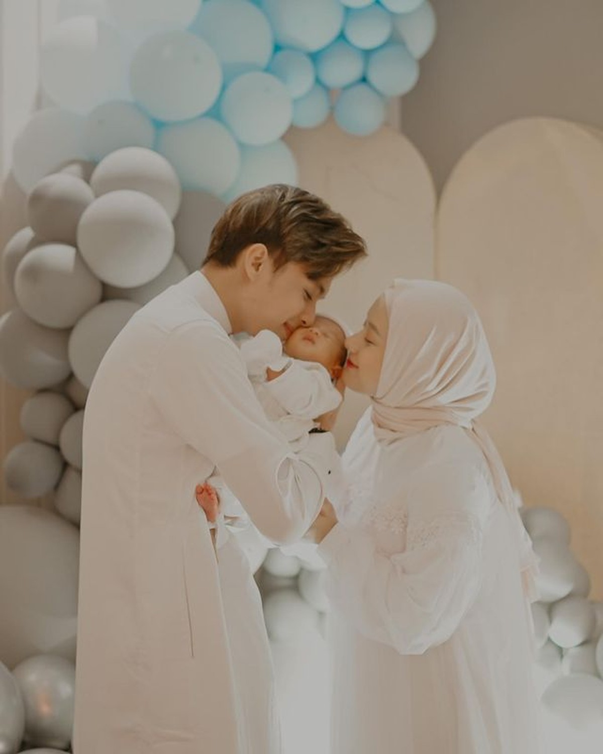 Dinda Hauw dan Rey Mbayang menggelar sebuah acara aqiqah baby Arshaka putra pertama mereka&period; Yuk intip momennya&excl;