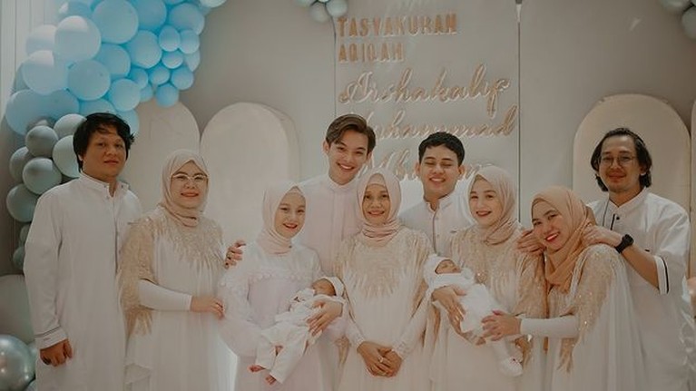 Momen Tasyakuran dan Akikah Baby Arshaka Anak Dinda Hauw dan Rey Mbayang Dinda Hauw dan Rey Mbayang menggelar sebuah acara aqiqah baby Arshaka putra pertama mereka. Yuk intip momennya!