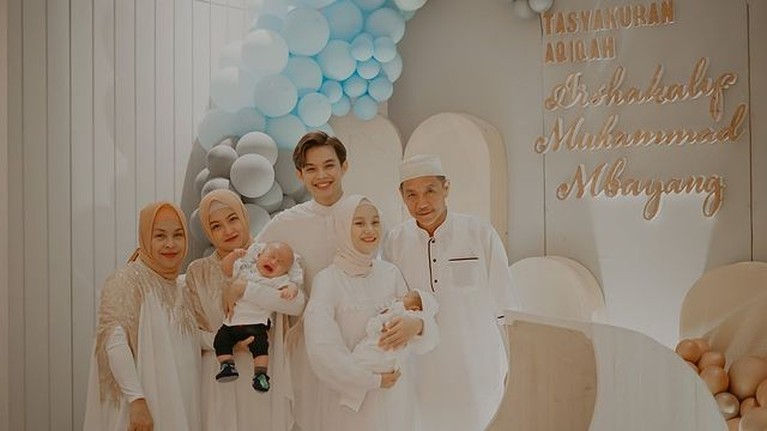 Momen Tasyakuran dan Akikah Baby Arshaka Anak Dinda Hauw dan Rey Mbayang Dinda Hauw dan Rey Mbayang menggelar sebuah acara aqiqah baby Arshaka putra pertama mereka. Yuk intip momennya!