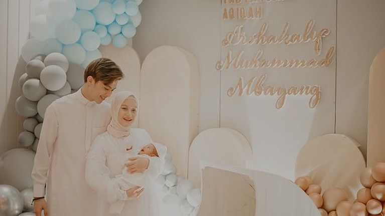 Momen Tasyakuran dan Akikah Baby Arshaka Anak Dinda Hauw dan Rey Mbayang Dinda Hauw dan Rey Mbayang menggelar sebuah acara aqiqah baby Arshaka putra pertama mereka. Yuk intip momennya!