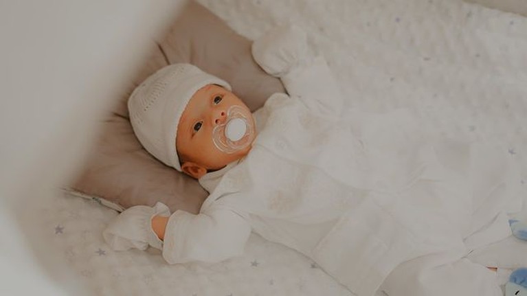 Momen Tasyakuran dan Akikah Baby Arshaka Anak Dinda Hauw dan Rey Mbayang Dinda Hauw dan Rey Mbayang menggelar sebuah acara aqiqah baby Arshaka putra pertama mereka. Yuk intip momennya!