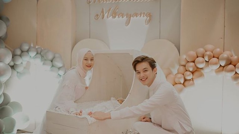 Momen Tasyakuran dan Akikah Baby Arshaka Anak Dinda Hauw dan Rey Mbayang Dinda Hauw dan Rey Mbayang menggelar sebuah acara aqiqah baby Arshaka putra pertama mereka. Yuk intip momennya!