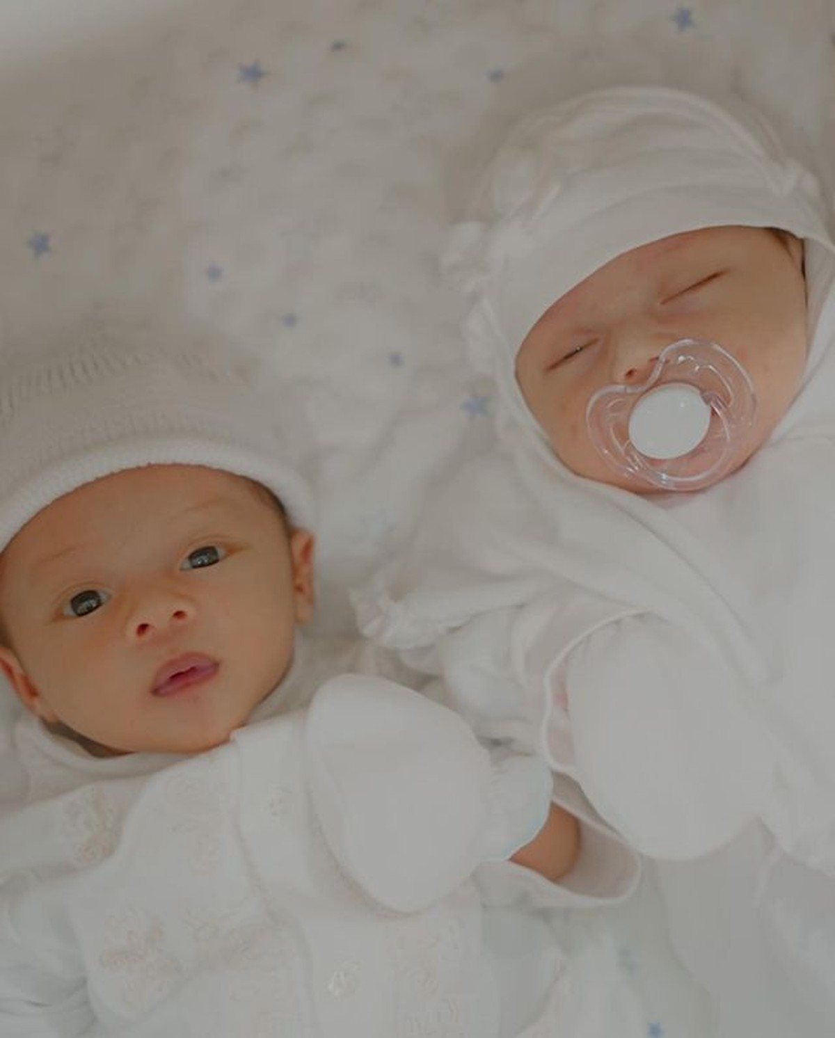 Dinda Hauw dan Rey Mbayang menggelar sebuah acara aqiqah baby Arshaka putra pertama mereka&period; Yuk intip momennya&excl;