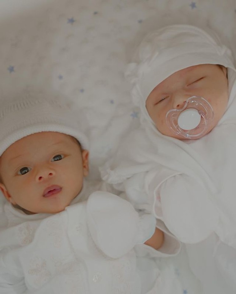 Momen Tasyakuran dan Akikah Baby Arshaka Anak Dinda Hauw dan Rey Mbayang Dinda Hauw dan Rey Mbayang menggelar sebuah acara aqiqah baby Arshaka putra pertama mereka. Yuk intip momennya!
