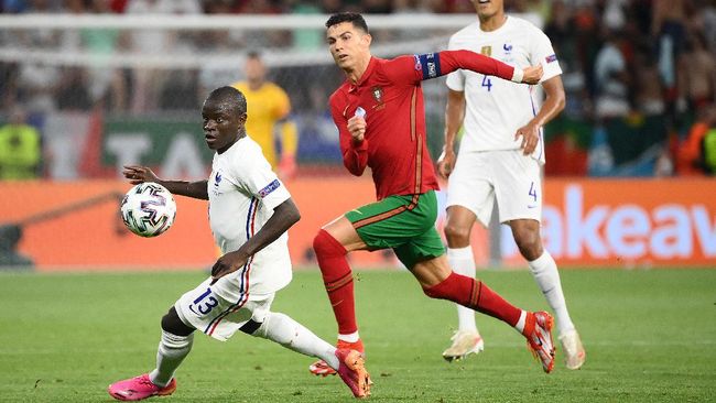 Langkah Gila Al Nassr Berlanjut: Setelah Ronaldo, Kini Kante Setelah gencar beredar rumor soal Cristiano Ronaldo, kini Al Nassr dikaitkan dengan N'Golo Kante.