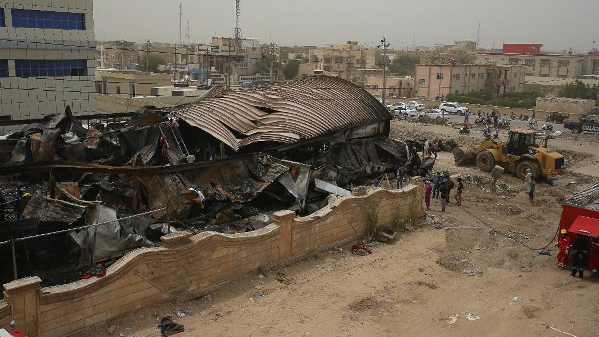 FOTO: Berjibaku Cari Korban Kebakaran RS Covid Irak