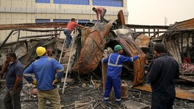 FOTO: Berjibaku Cari Korban Kebakaran RS Covid Irak