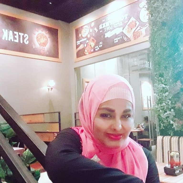 Kabar duka kembali menghiasi dunia hiburan Tanah Air, pedangdut senior Neneng Anjarwati meninggal dunia. Yuk kita intip potretnya!