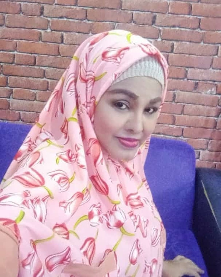 Potret Kenangan Terakhir Pedangdut Senior Neneng Anjarwati Kabar duka kembali menghiasi dunia hiburan Tanah Air, pedangdut senior Neneng Anjarwati meninggal dunia. Yuk kita intip potretnya!
