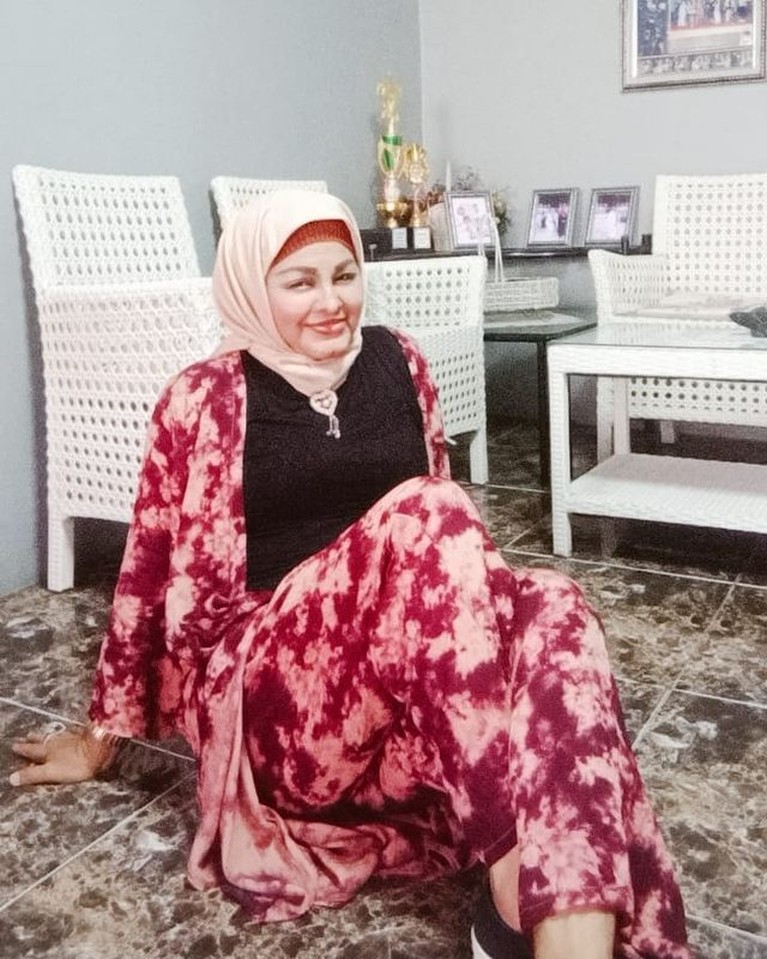 Kabar duka kembali menghiasi dunia hiburan Tanah Air, pedangdut senior Neneng Anjarwati meninggal dunia. Yuk kita intip potretnya!