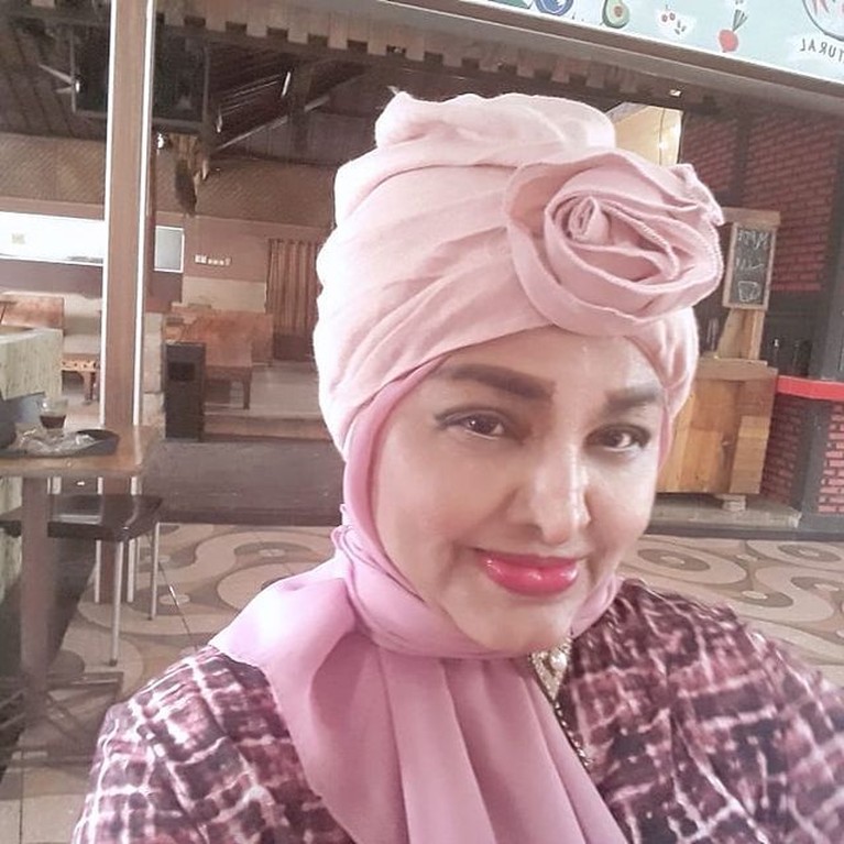 Potret Kenangan Terakhir Pedangdut Senior Neneng Anjarwati Kabar duka kembali menghiasi dunia hiburan Tanah Air, pedangdut senior Neneng Anjarwati meninggal dunia. Yuk kita intip potretnya!