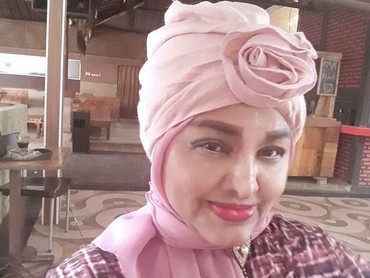 img-title Neneng Anjarwati Meninggal Dunia VS Kontroversi Adam Rosyadi Homo