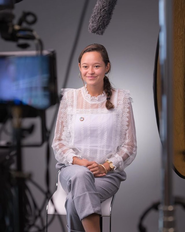 Melati Wijsen wanita asal Indonesia yang hadir di Festival Film Cannes curi perhatian. Yuk kita intip potretnya!