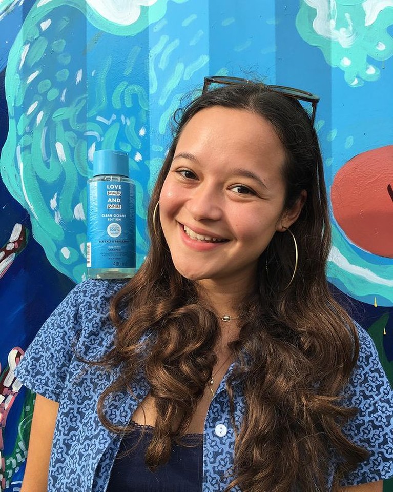 Potret Melati Wijsen, Wanita Asal Bali yang Hadir di Festival Film Cannes Melati Wijsen wanita asal Indonesia yang hadir di Festival Film Cannes curi perhatian. Yuk kita intip potretnya!