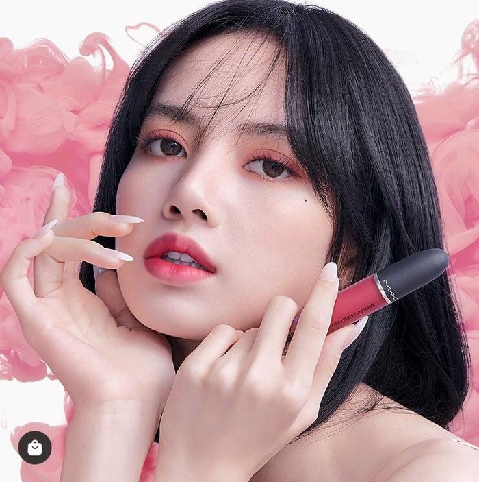Powder Kiss Liquid Lipcolour in Elegance Is Learned Rose Fuchsia dari MAC seharga di kisaran Rp430 ribu, mengandung Vit E sehingga dapat memberi kelembapan bibir selama 10 jam. Tak hanya itu, tapi juga membuat bibir terasa lembut dan halus sepanjang hari./Foto: instagram.com/maccosmetics